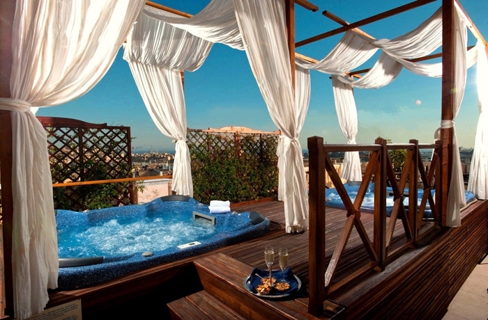 Hotels für die Flitterwochen: Dachterrasse mit Whirlpool in Genua