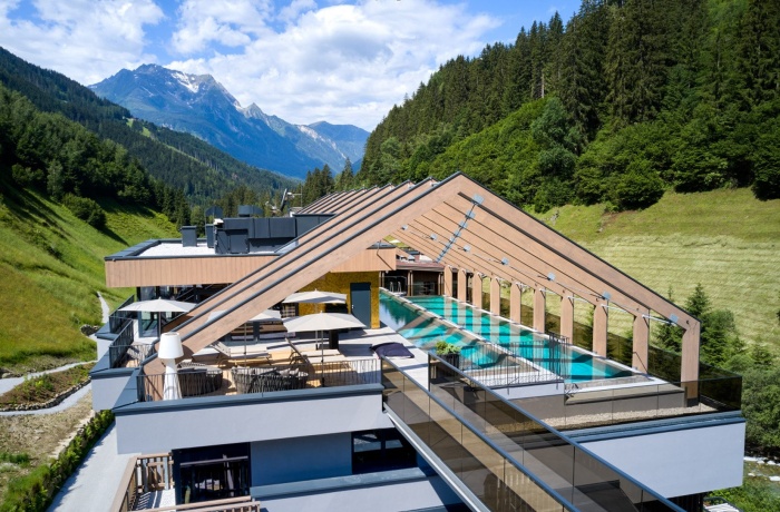 Bei einem Urlaub in der Nebensaison kann man hier in Ruhe den Infinity-Pool mit Ausblick auf die Berge genießen. 