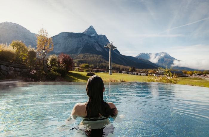 Bergblick aus dem Außenpool im Hotel Bergmann mit Rundumsicht in die Zugspitzregion