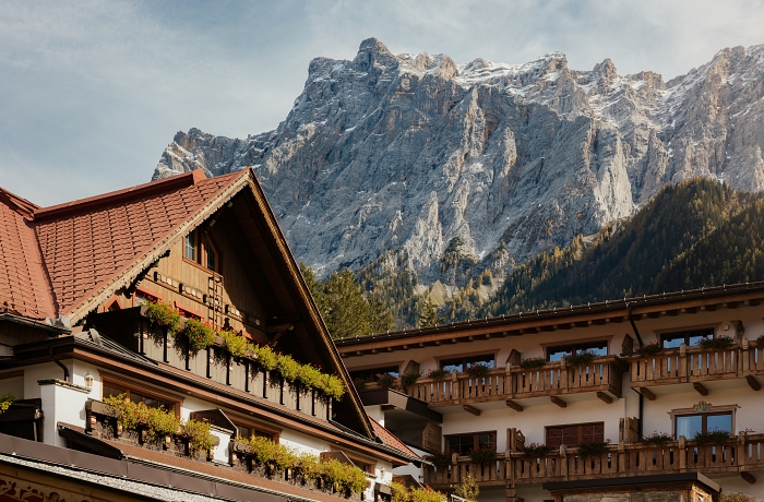 Blick von den oberen Etagen des Haupthauses und des Anbaus des Hotel Spielmann auf das Zugspitzmassiv