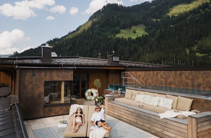 Das Hotel Nesslerhof im Salzburger Land steht für exklusive Private Spa-Erlebnisse, wie auch der großzügige Whirlpool auf dem Bild verdeutlicht. Dieser übergroße Whirlpool lädt zu entspannten Momenten ein und ist ein Höhepunkt der privaten Wellnessangebote des Hotels. Die großzügige Größe dieses Whirlpools verspricht ein luxuriöses Badeerlebnis und unterstreicht die Hingabe des Hotels zum Wohlbefinden seiner Gäste