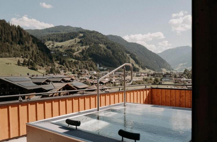 Das Hotel Nesslerhof im Salzburger Land steht für exklusive Private Spa-Erlebnisse, wie auch der großzügige Whirlpool auf dem Bild verdeutlicht. Dieser übergroße Whirlpool lädt zu entspannten Momenten ein und ist ein Höhepunkt der privaten Wellnessangebote des Hotels. Die großzügige Größe dieses Whirlpools verspricht ein luxuriöses Badeerlebnis und unterstreicht die Hingabe des Hotels zum Wohlbefinden seiner Gäste