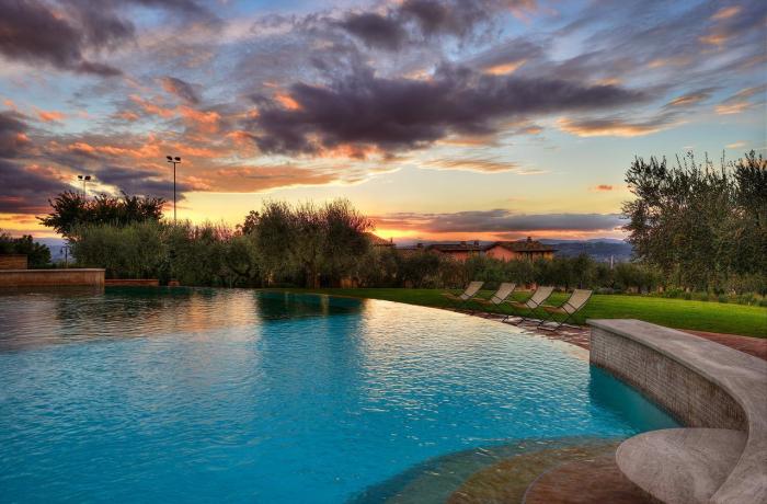 Poolansicht in Abenddämmerung im Borgobrufa Spa Resort, einem der schönsten Hotels für Erwachsene in Umbrien