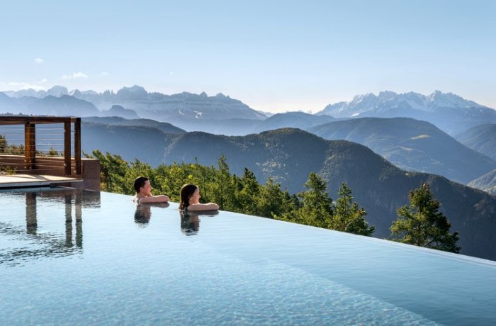 Infinitypool mit viel Weitsicht in die Natur in einem unserer schönsten Hotels in den Bergen