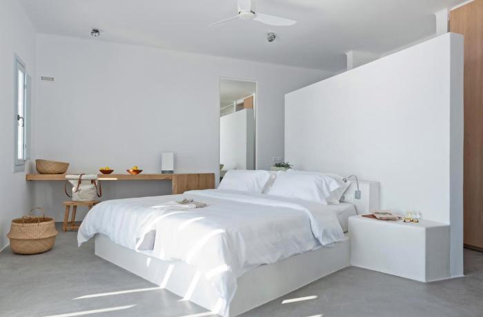 Weißes Zimmer mit freistehender Trennwand im Hotel Santorini Heights | Adults Only