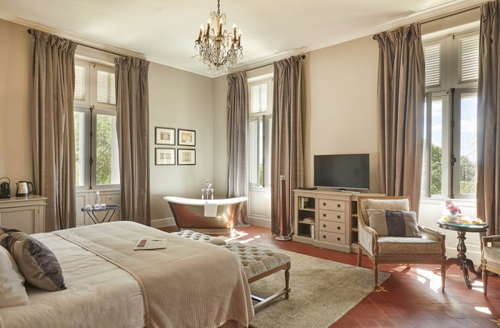 Romantisches Wochenende zu zweit: Ausgestattet in klassischem französischen Stil mit historischem Interieur und freistehender Badewanne, lässt es sich hier gemütlich verweilen.