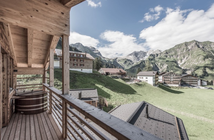 Chalet mit Hot Tub auf der Terrasse und Blick auf die Berge