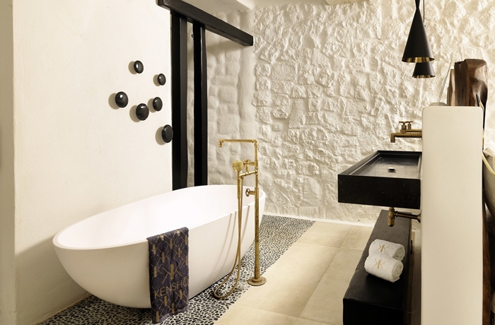 Gehört definitiv zu einem Top Designhotel: Die freistehende Badewanne in diesem Hotelzimmer
