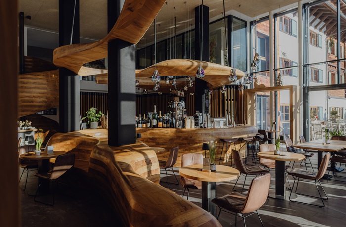 Designbar mit markanter Holzarchitektur im Naturresort Puradies in Österreich.