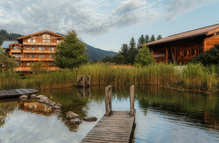 PURADIES mit Naturbadeteich und alpiner Bergkulisse in Leogang.