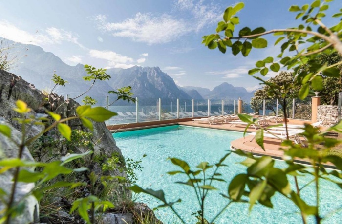 Vogelperspektive auf Hotelpool mit Bergen in Hintergrund