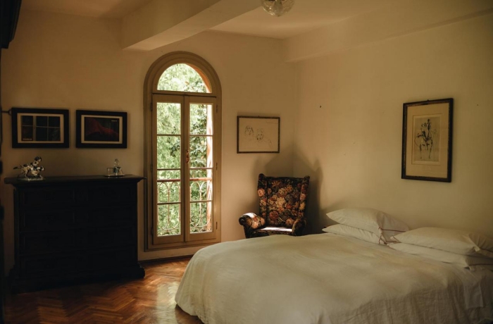 Elegantes Zimmer in Le Dimore de Il Borgo del Balsamico mit historischen Details, antiken Möbeln und Blick ins Grüne – authentischer Landhauscharme in der Emilia-Romagna.