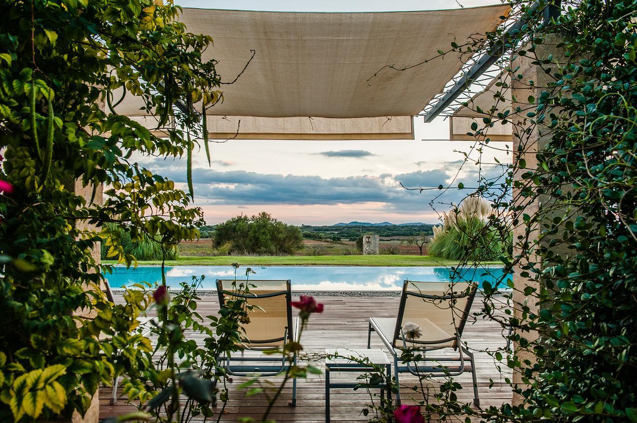 Herrliche Ruhe auf der Terrasse des Hotels Sa Franquesa Nova mit Weitblick über den Pool und die Landschaft
