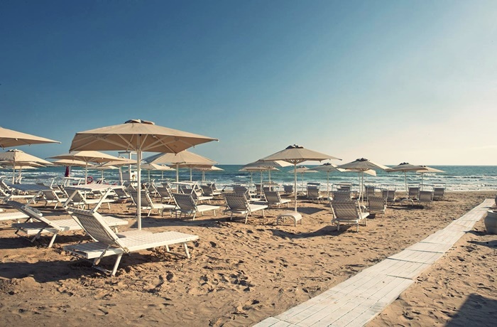 Sommerurlaub mit Pool & Strand: Modica Beach Resort, Italien, Wellnessbereich mit Pool, Lage am Strand, romantisch