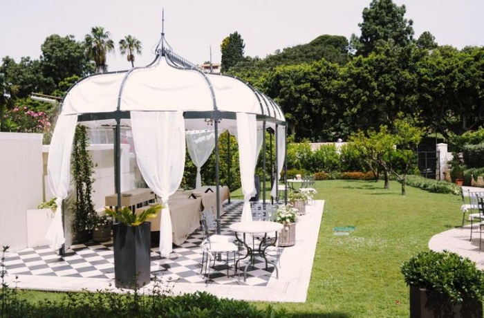 Terasse eines romantischen Hotels für einen Heiratsantrag im Hotel Villa Fanny