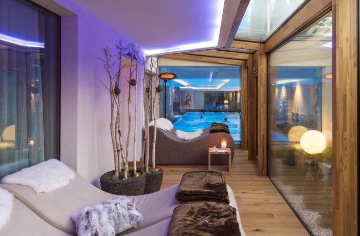 Wellnesshotels: ABINEA Dolomiti Romantic & SPA Hotel - Trentino Südtirol, Italien, Spa mit Ruheraum und Blick auf Pool