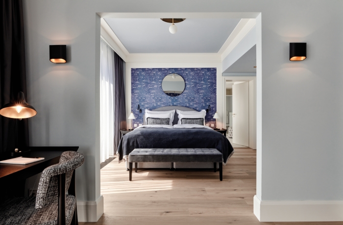 Modernes Designzimmer mit Kingsize-Bett und stilvollem Ambiente im TORTUE Hamburg.
