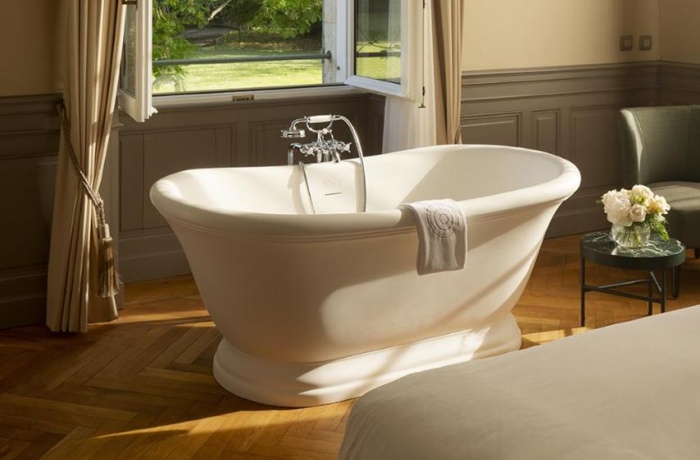 Hotelzimmer mit freistehender Badewanne: Designträume im Schlosshotel Château de Montcaud