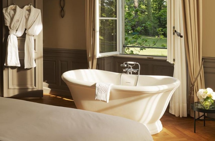 Hotelzimmer mit freistehender Badewanne: Designträume im Schlosshotel Château de Montcaud