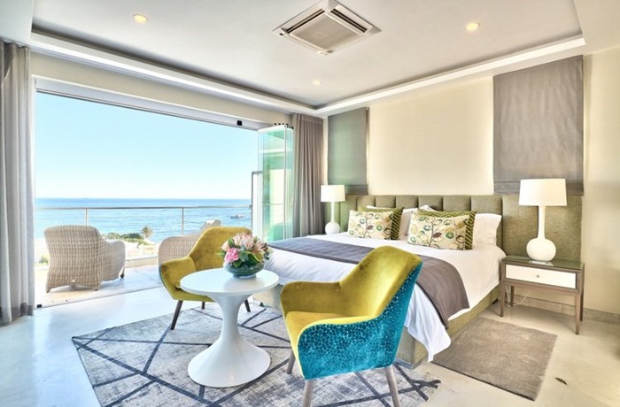 Modernes, helles Hotelzimmer mit direktem Blick auf den Atlantik