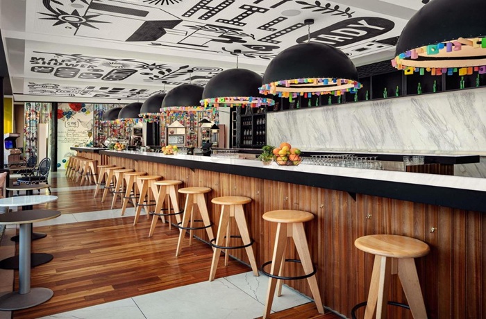 Kreative Lifestyle-Bar mit modernem Design im Mama Shelter Prague.