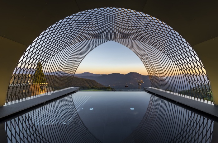 Spektakuläre Pools: Ein Outdoor Infinitypool mit Panoramablick und bogenförmigen Dach
