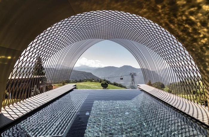 Spektakuläre Pools: Ein Outdoor Infinitypool mit Panoramablick und bogenförmigen Dach