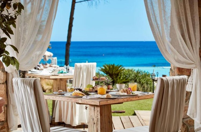 Ein Tisch mit Frühstück mit Aussicht aufs Meer