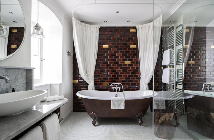 Freistehende Badewanne und Badezimmer im La Maison Hotel