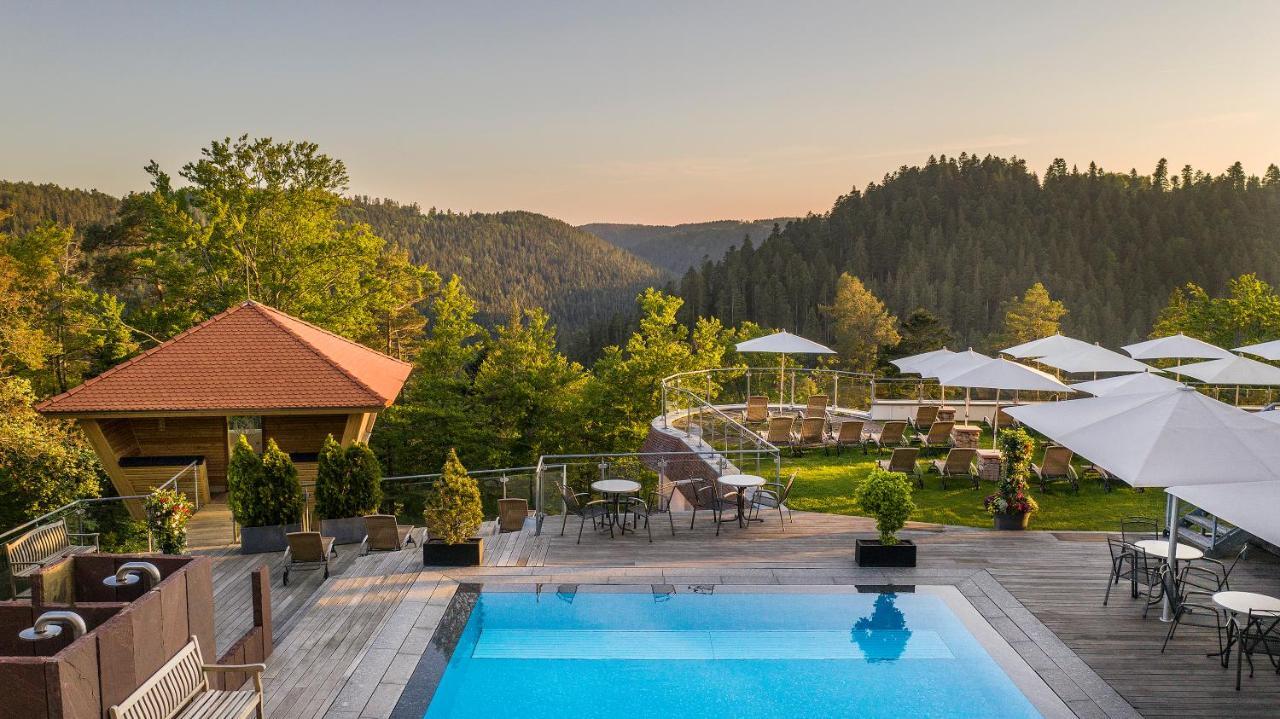 Der Pool und das Panorama über den Schwarzwald im Wellnesshotel Berlins KroneLamm in Bad Zavelstein