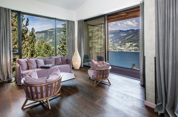 Zimmeransicht mit spektakulärem Fensterblick auf den See im Senses Violett Suites | Adults Only in Zell am See