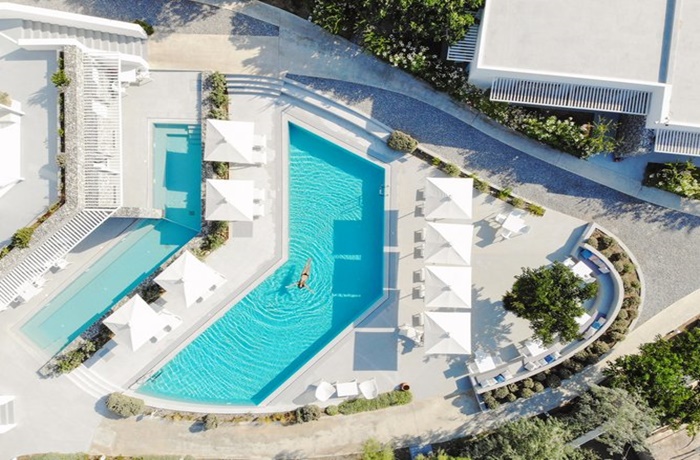 Vogelperspektive auf zwei Pools im Strandhotel Relux Ios in Griechenland