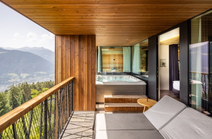 Der private Hotelbalkon im My Arbor Plose Wellness Hotel in Südtirol offenbart eine idyllische Oase: Zwei Stufen führen zu einem eigenen Whirlpool mit atemberaubendem Bergblick. Dieser einladende Bereich lädt zum Entspannen und Genießen ein. Zusätzlich bietet ein großzügiges und gemütliches Sonnenbett auf dem Balkon die Möglichkeit, die sonnenverwöhnte Umgebung in vollen Zügen zu erleben