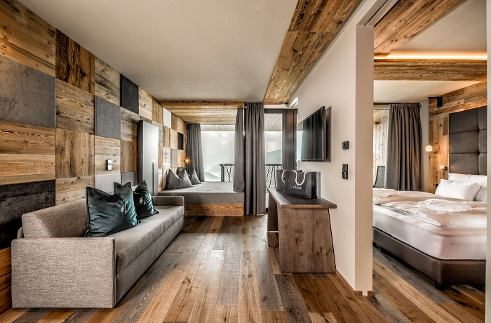 Blick in die Zimmeraufteilung Wohnzimmer und Schlafzimmer der Hangout Suite im Hotel My Arbor