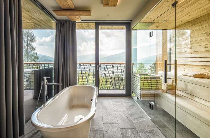Das Badezimmer mit freistehender Badewanne in der Treetop Suite im Hotel My Arbor