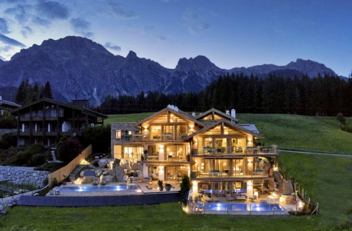 Privater Infinitypool mit Blick auf die Berge & Wellnessbereich im Chalet: GipfelKreuzLiebe SENHOOG Luxury Holiday Homes