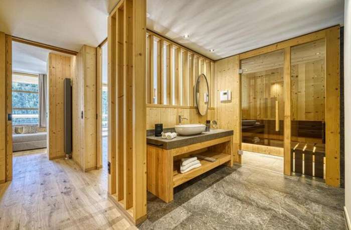 Moderner, sleeker Holzlook schließt die private Sauna in diesem Hotelzimmer ein