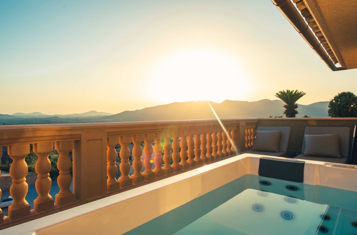 Privater Whirlpool auf einer sonnigen Terrasse mit weitem Blick über die mallorquinische Landschaft. Das stilvolle Outdoor-Spa verbindet luxuriöse Entspannung mit mediterranem Flair und spektakulären Sonnenuntergängen.