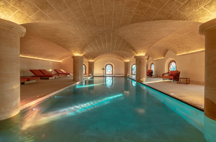 Historischer Spa-Pool mit Gewölbedecken und luxuriöser Wellness-Atmosphäre im Hotel Creu de Tau auf Mallorca.