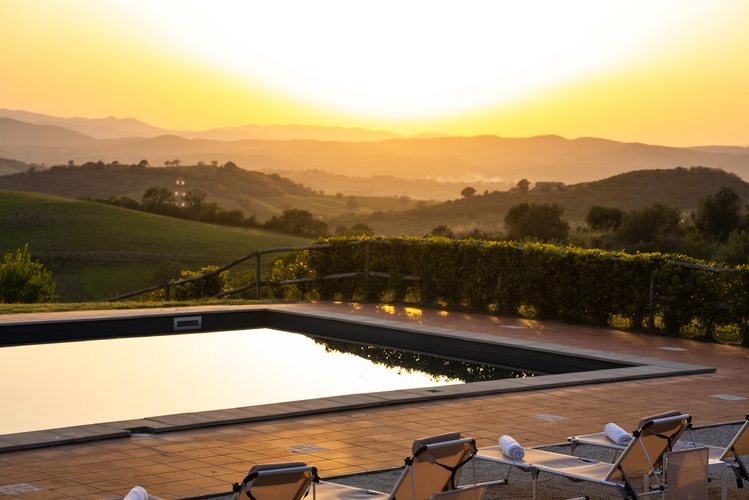 Hotelpool mit Blick über eine typisch toskanische Landschaft