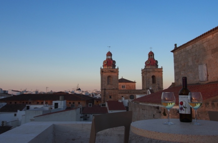 Hotel mit Aussicht über Menorca, Tisch mit Wein & Weinglässeren