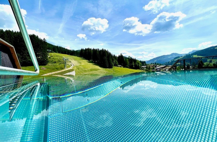 Spektakuläre Pools: Infinitypool mit Ausblick auf die Salzburger Alpen
