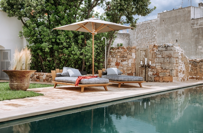 Mediterraner Hotelpool mit stilvollen Daybeds und historischem Flair im Paragon 700 Boutique Hotel & Spa in Apulien.
