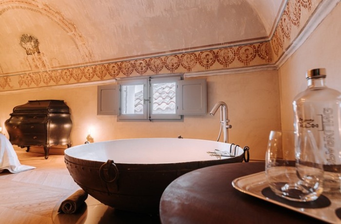 Freistehende Badewanne im historischen Ambiente des Paragon 700 Boutique Hotel & SPA