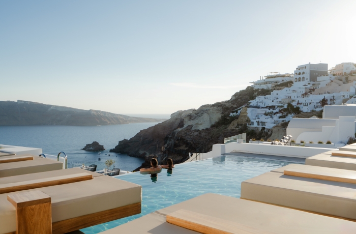 Infinity-Pool der La Perla Villas and Suites – Adults Only mit Panoramablick auf die Caldera von Santorin.