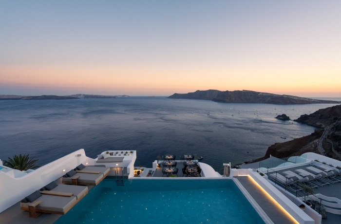 Spektakuläre pools: Kleiner Privatpool mit Liegen und Ausblick aufs Meer