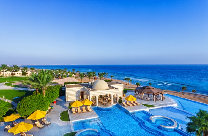 Blick über die große Poollandschaft im Strandhotel in Ägypten