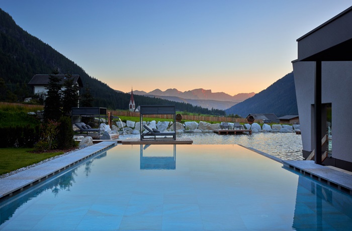 Spektakuläre Pools: Outdoor Bio-Badesee und Pool beim Sonnenuntergang