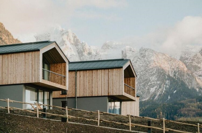 Moderne Holz Gebäude, das Hotel mtít Aussicht auf die Berge