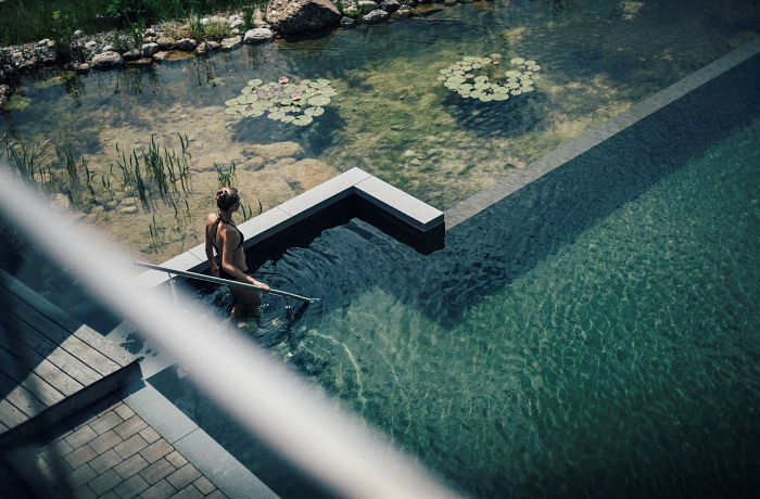 Outdoor-Infinity-Naturpool im hundefreundlichen Wellnesshotel im Allgäu - dem Torghele's Wald & Fluh